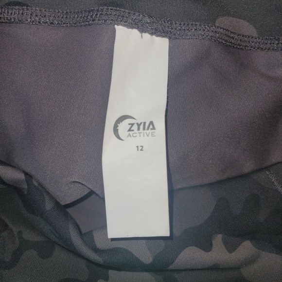 ZYIA Active Forest Camo Luxe Hi-Rise Capri 20" Leggings 12 - Picture 6 of 8